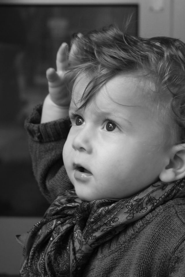 Маленький мальчик с рукой в волосах черно-белое фото 