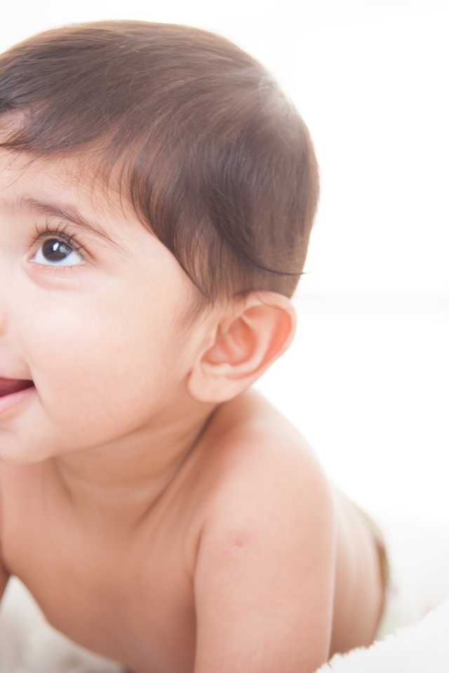 Маленький кареглазый мальчик на белом фоне 