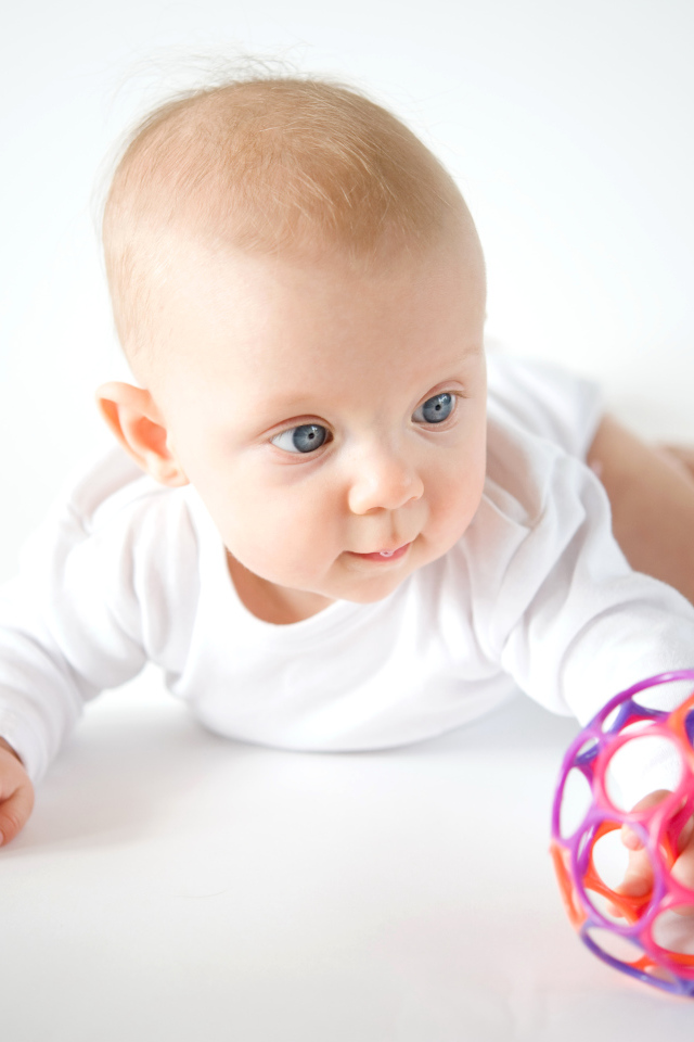 Маленький ребенок с игрушечным мячом