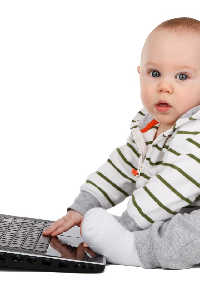 Маленький забавный ребенок с ноутбуком