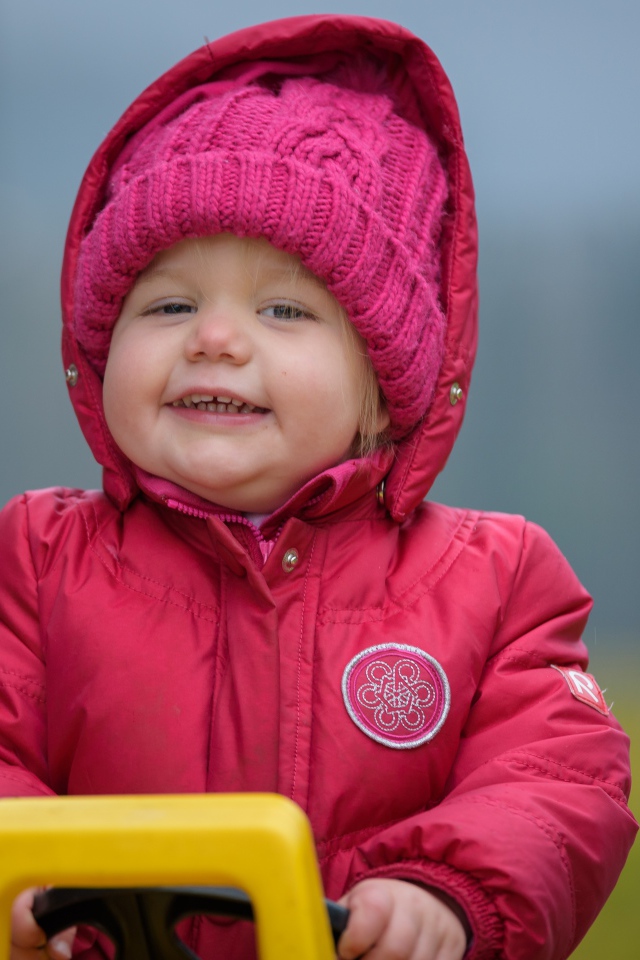 Маленькая девочка в розовой курточке 