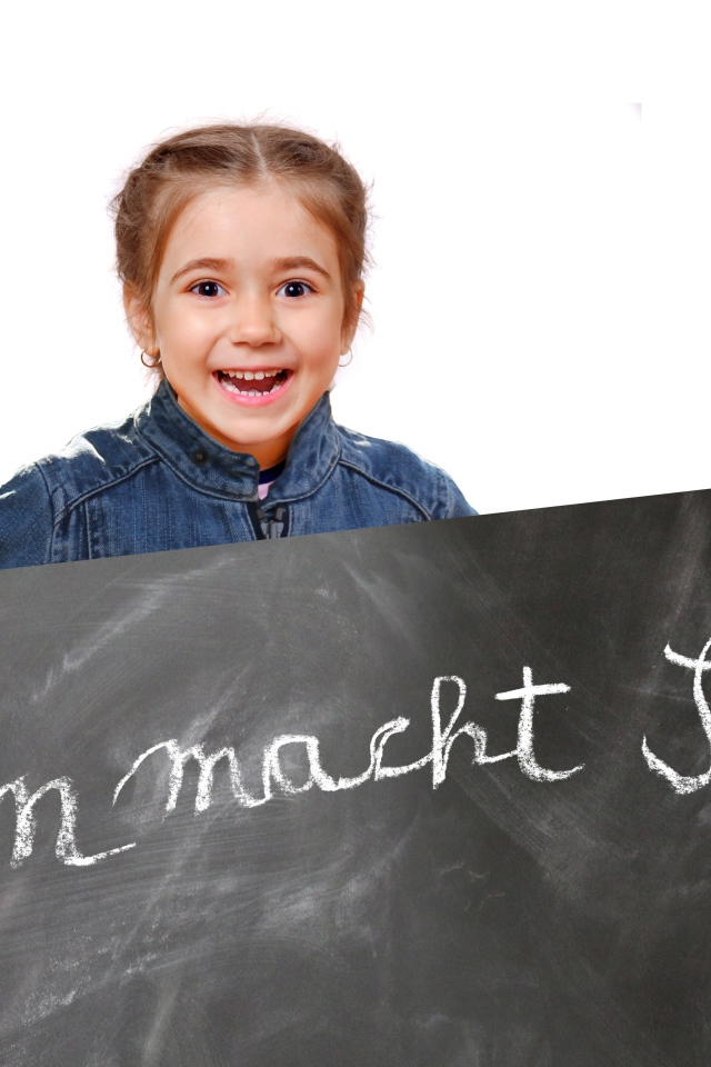 Маленькая девочка школьница с доской на белом фоне