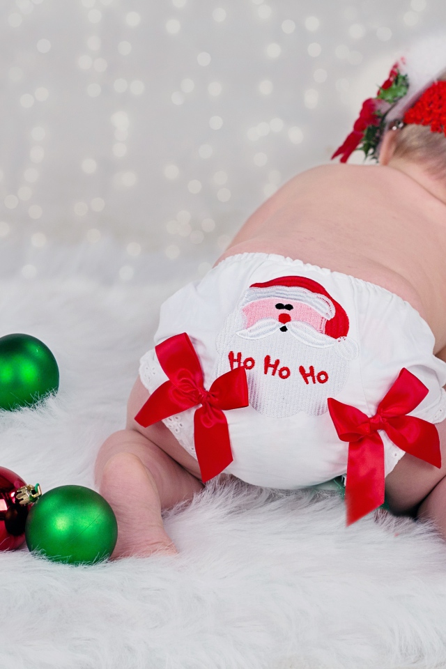 Маленькая девочка  с елочными игрушками 