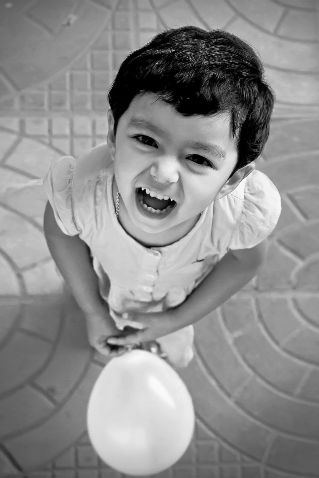 Маленькая девочка с шариком 