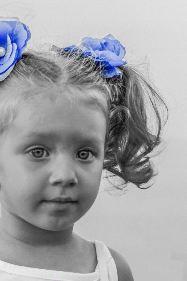 Маленькая девочка с голубыми бантиками в волосах 
