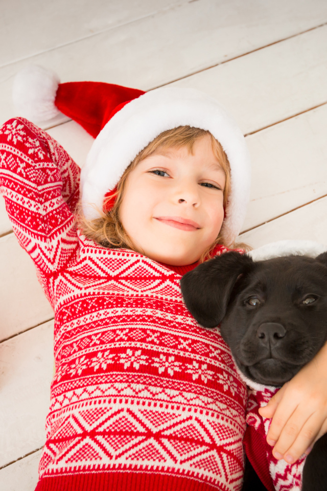 Маленькая девочка с собакой и новогодними подарками