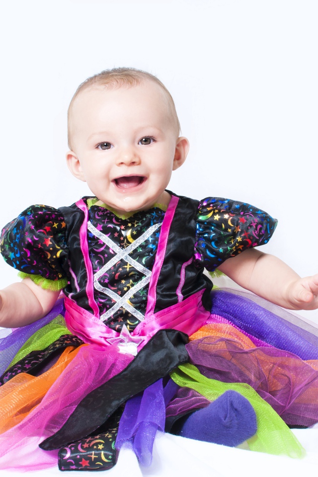 Маленькая улыбающаяся девочка на белом фоне 