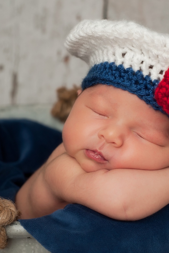 Маленький грудной ребенок в вязаной шапке 