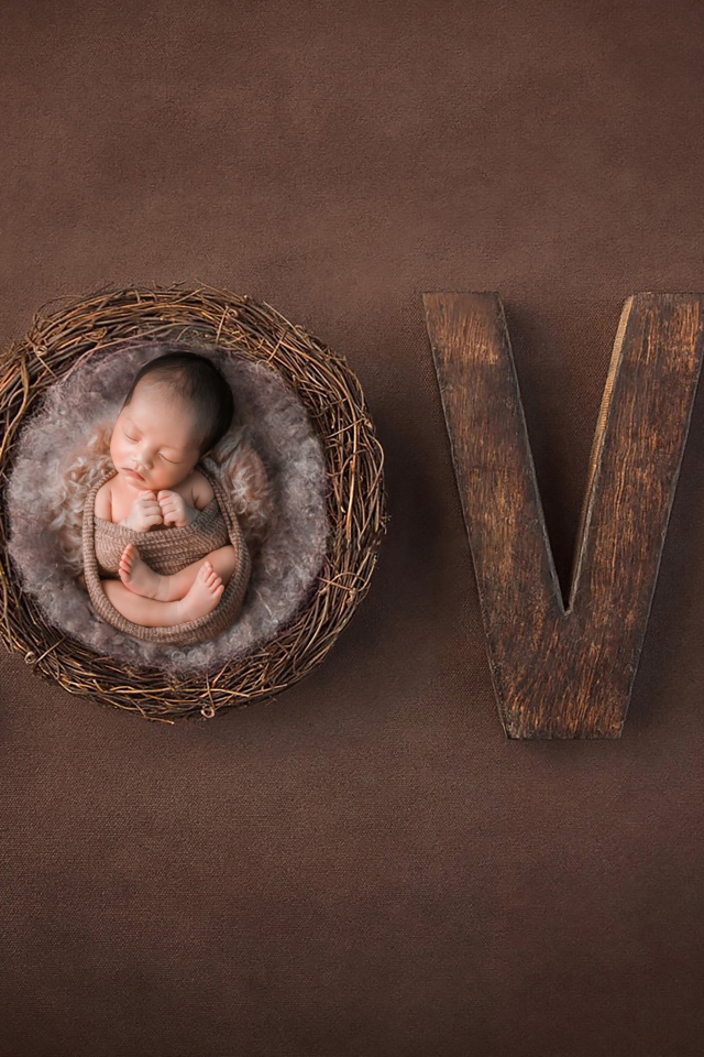 Маленький грудной ребенок с надписью любовь 