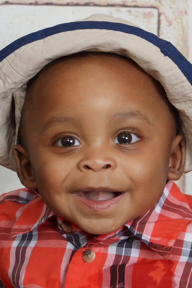 Улыбающийся темнокожий мальчик в панаме