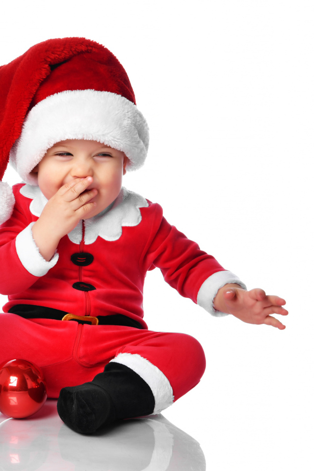 Улыбающийся ребенок в новогоднем костюме на белом фоне 