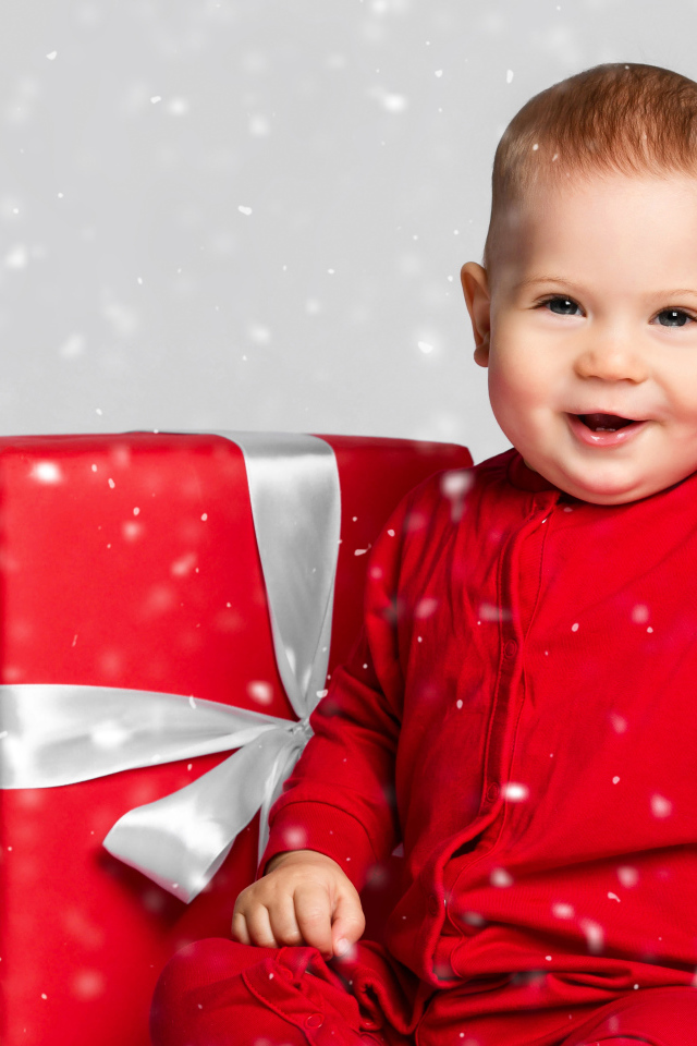 Улыбающийся ребенок с большими красными подарками 