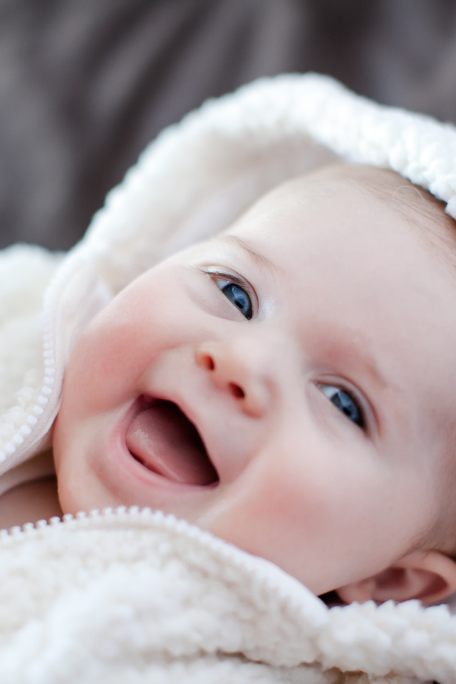 Улыбающийся милый ребенок в теплом костюме 