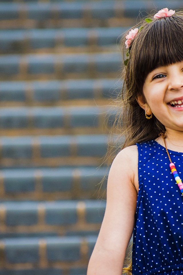Улыбающаяся маленькая девочка в платье