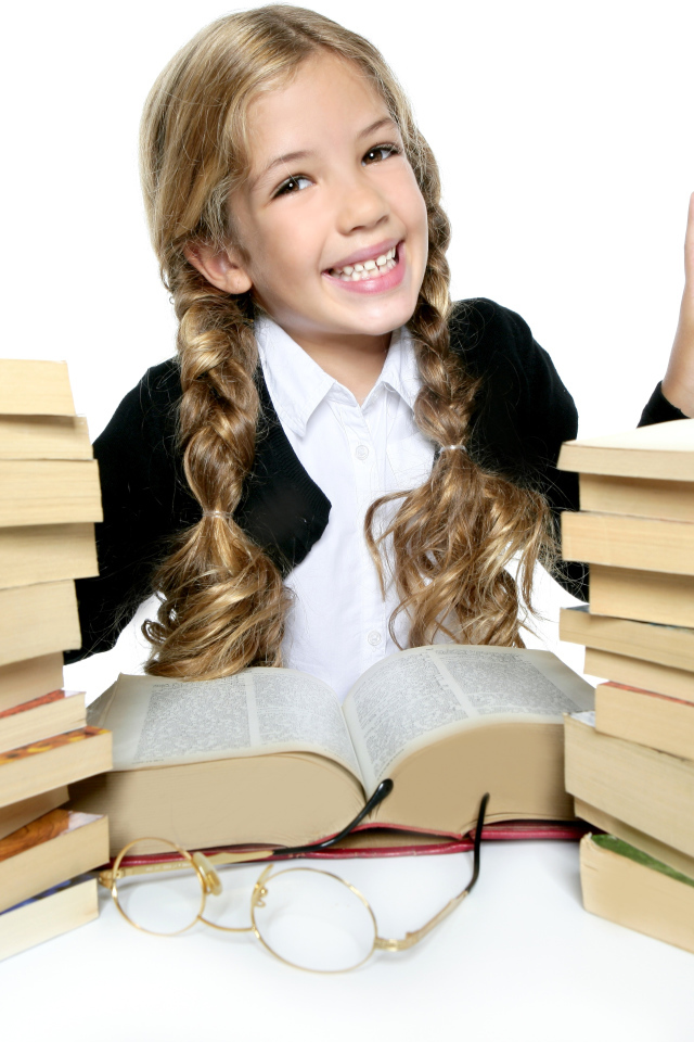 Улыбающаяся девочка школьница с книгами на белом фоне