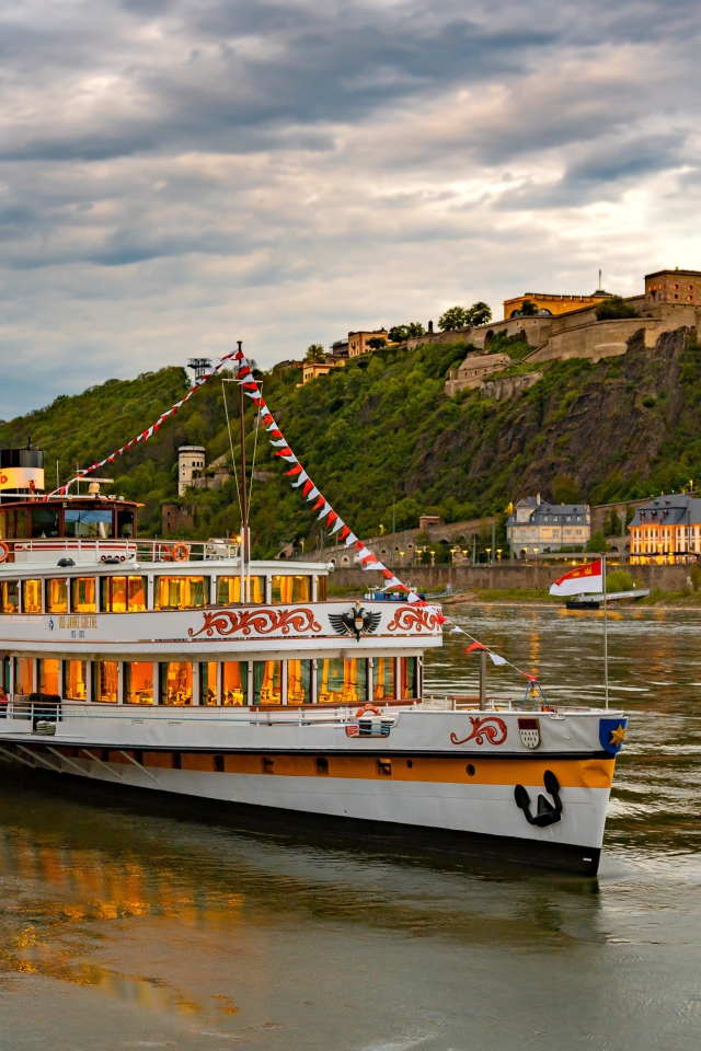 Красивый пароход на реке ждет туристов 