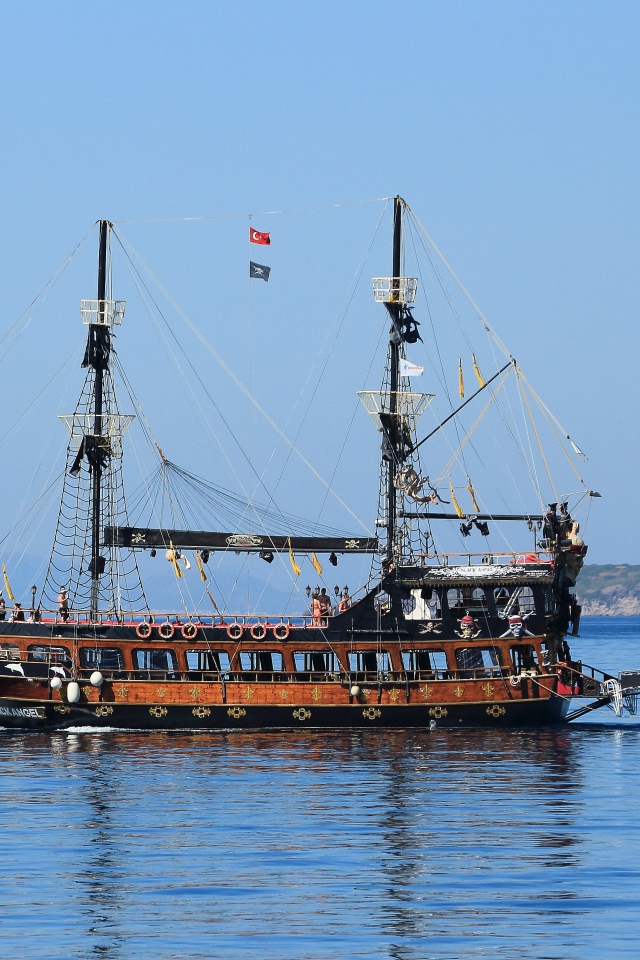 Большой красивый пиратский корабль в море 