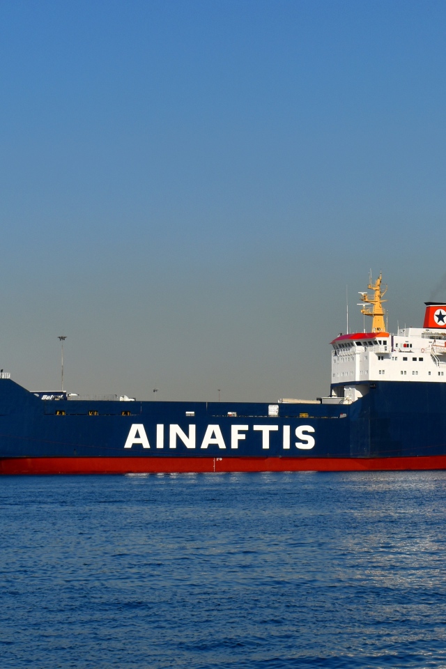 Грузовой танкер Ainaftis в гавани 