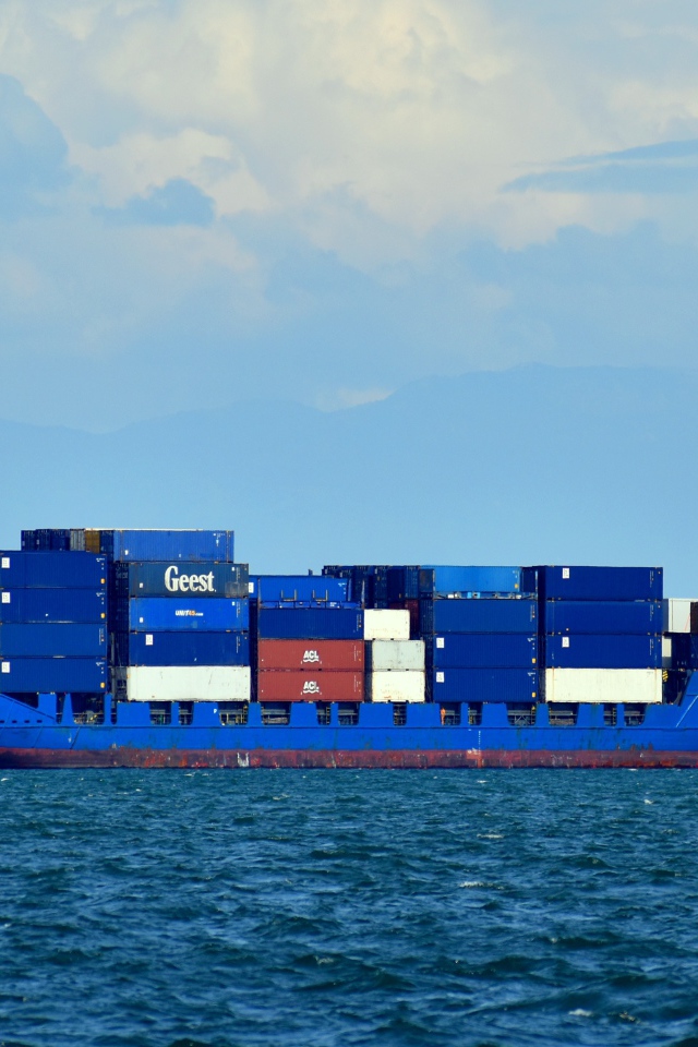 Грузовой танкер с контейнерами в море