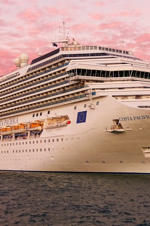 Круизный лайнер Costa Pacifica на фоне розового неба