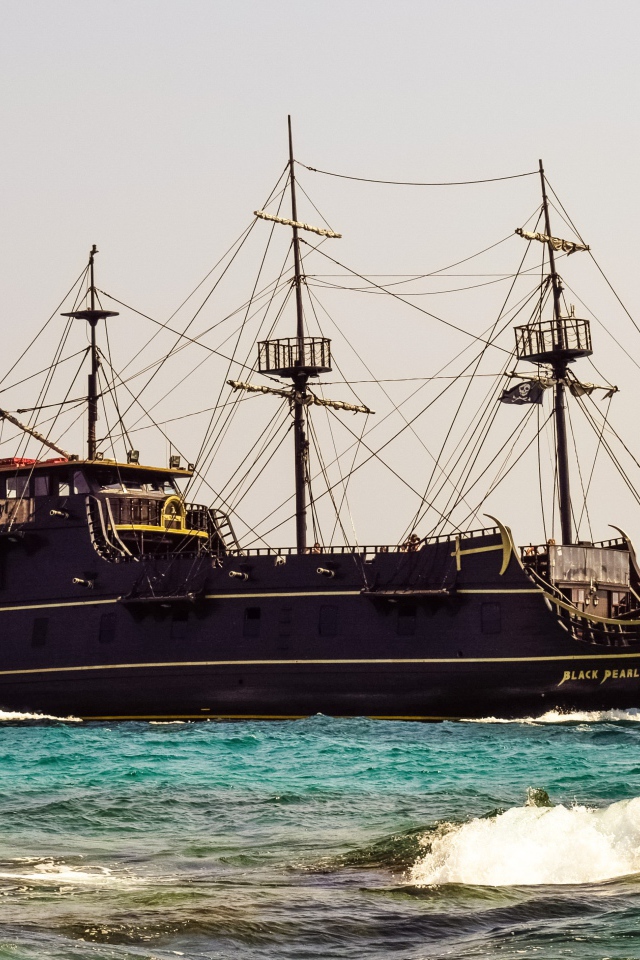 Большой черный пиратский корабль Black Pearl