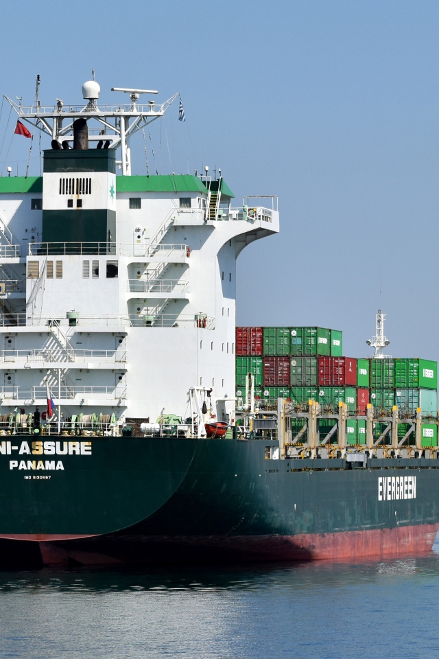 Большой грузовой танкер с контейнерами в море 