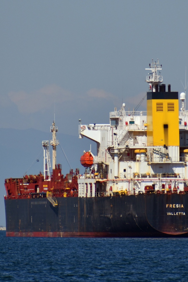 Большой контейнеровоз в море 