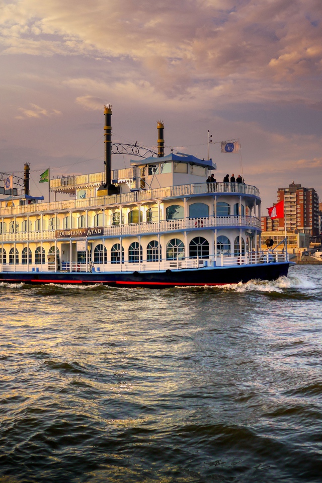 Большой круизный теплоход Louisiana Star  в воде 