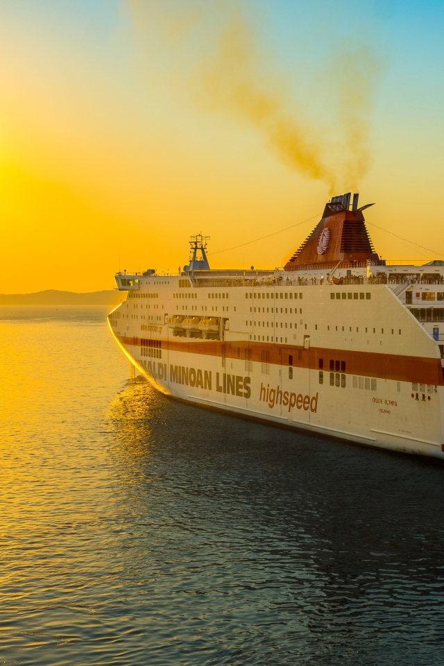 Большой круизный лайнер уплывает в закат 