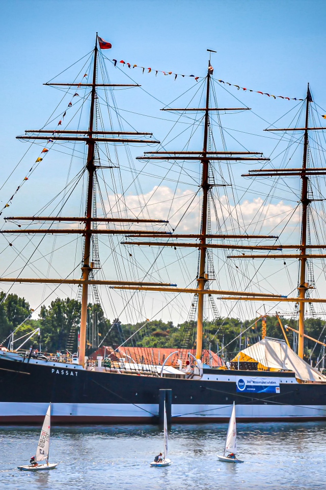 Большой фрегат с опущенными парусами