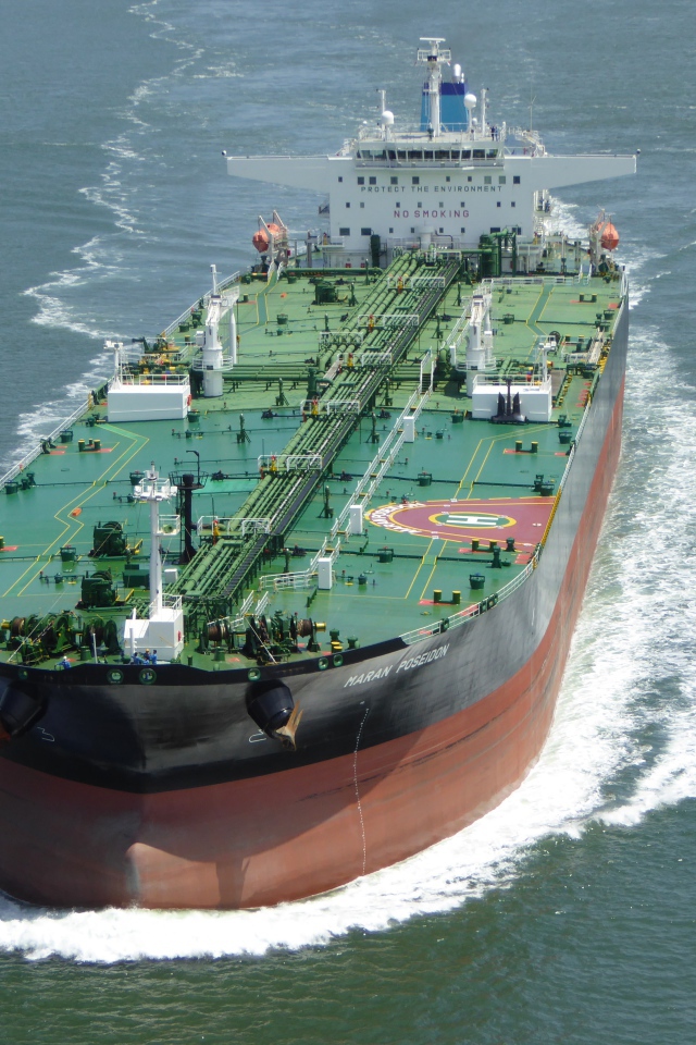 Большой нефтяной танкер в море