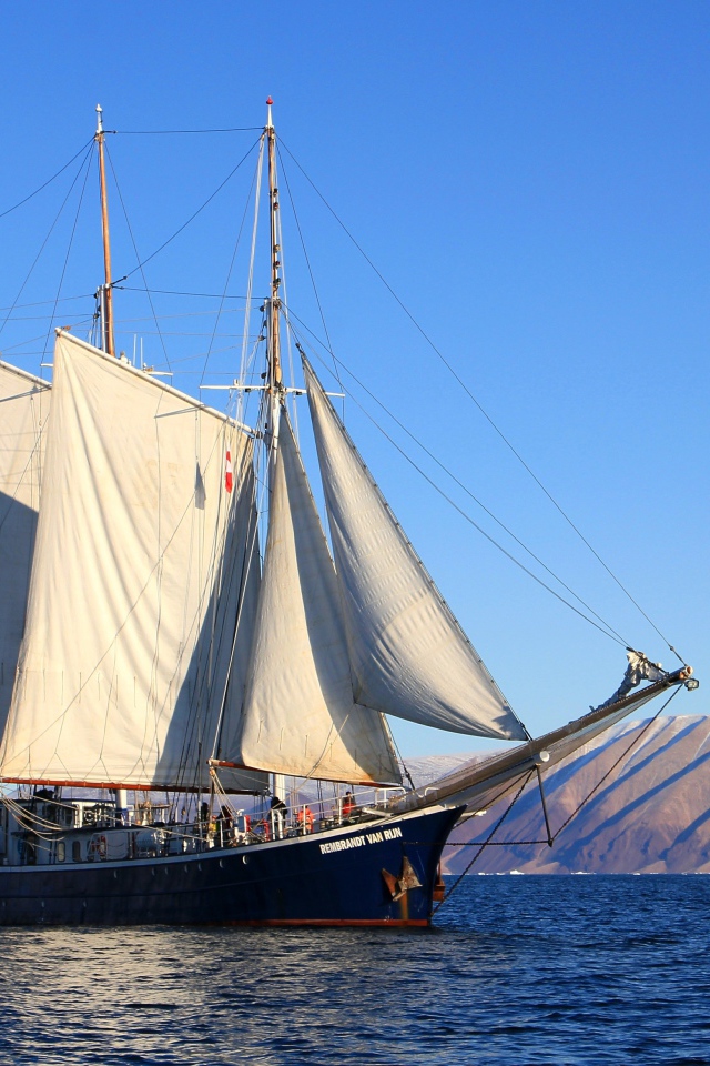 Большой парусный фрегат у гор 