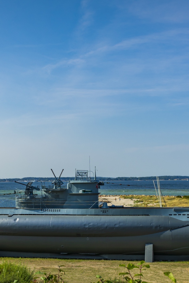 Большая подводная лодка на берегу Балтийского моря