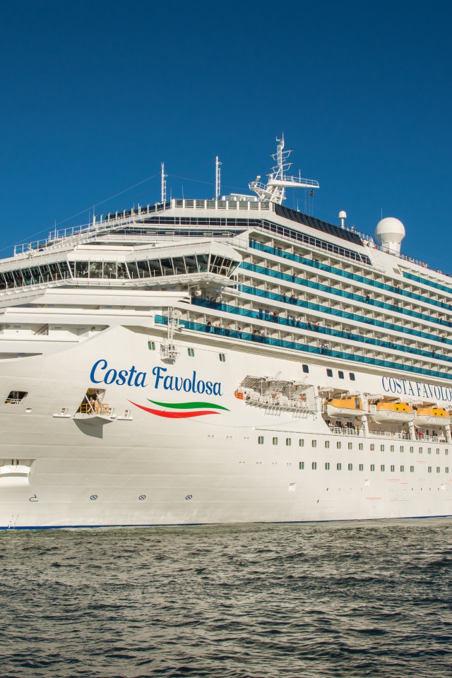 Большой белый круизный лайнер Costa Favolosa 