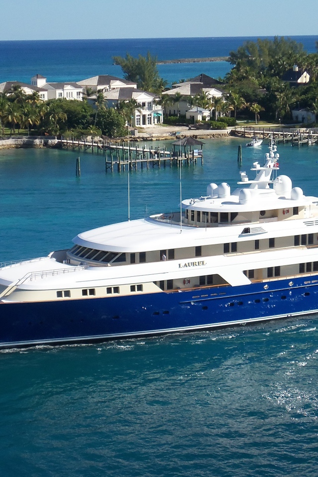 Большая яхта Laurel уходит в море