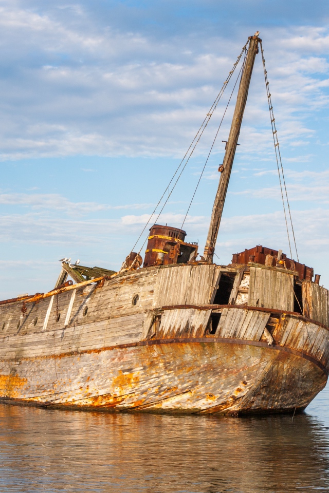 Старый разрушенный корабль на берегу 