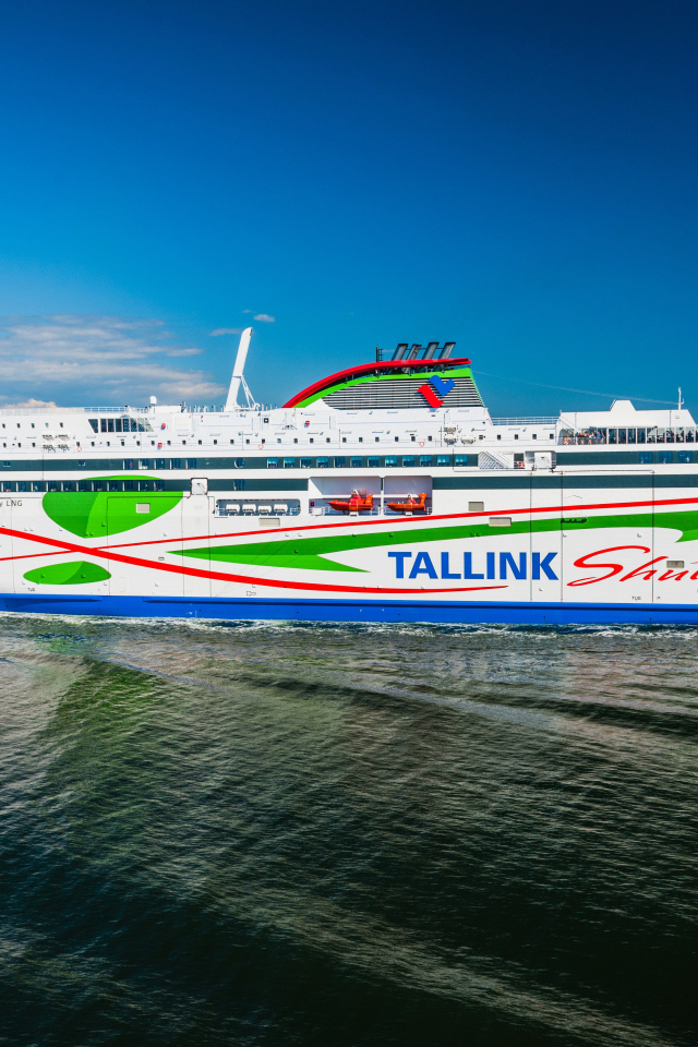 Большой круизный корабль Tallink в море 