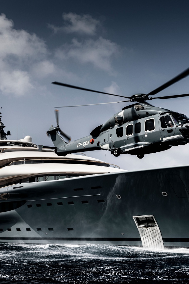 Вертолет приземляется на яхту в море