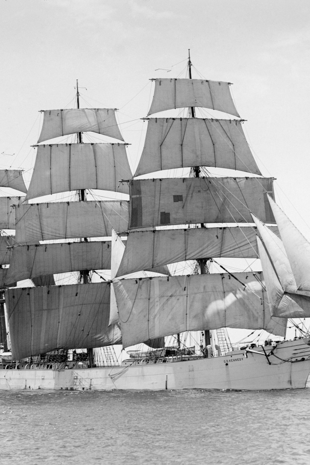 Трехмачтовое парусное судно черно-белое фото