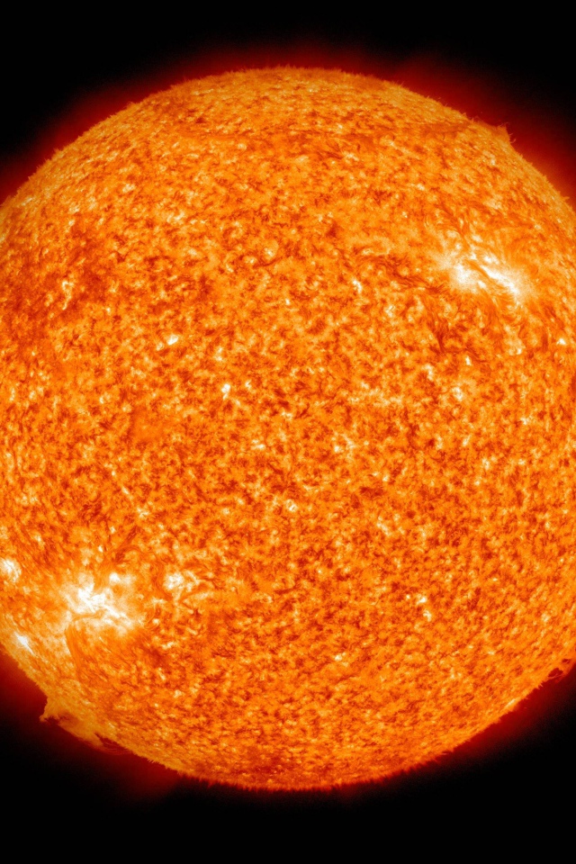 Большое огненное солнце на черном фоне