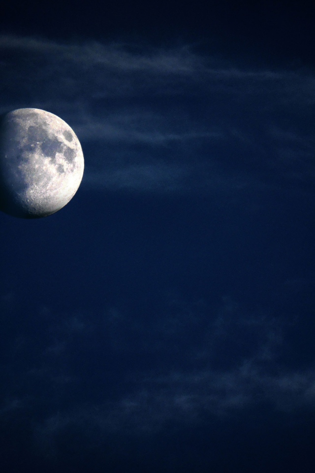 Большая луна в холодном синем небе 