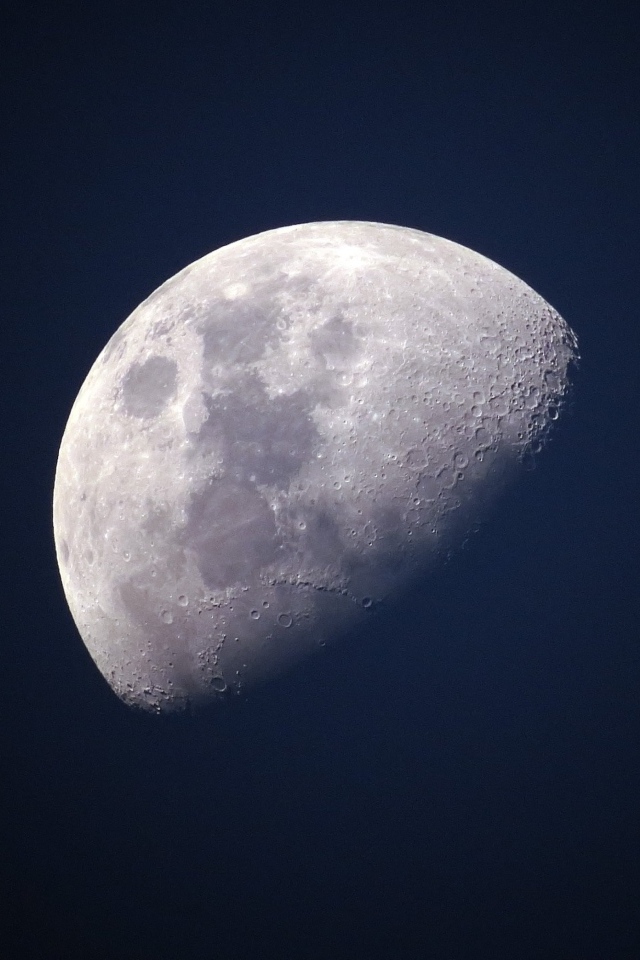 Половина луны в черном небе