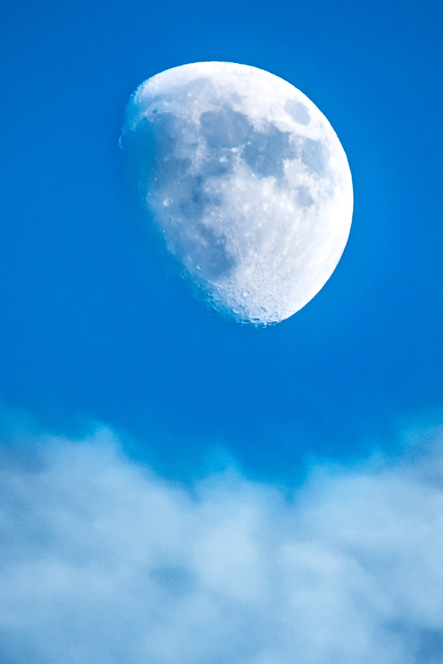 Половина большой белой луны в голубом небе