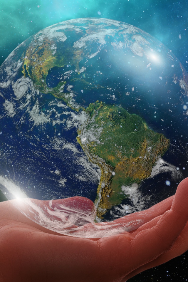 Планета Земля лежит на руке