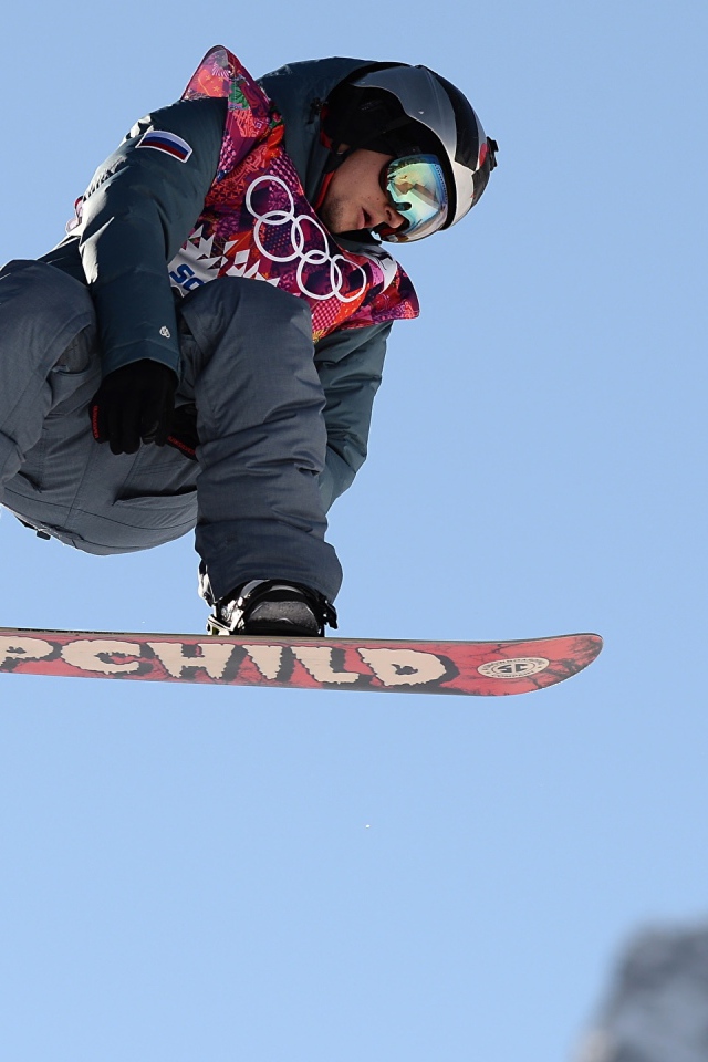 Мужчина сноубордист в прыжке 