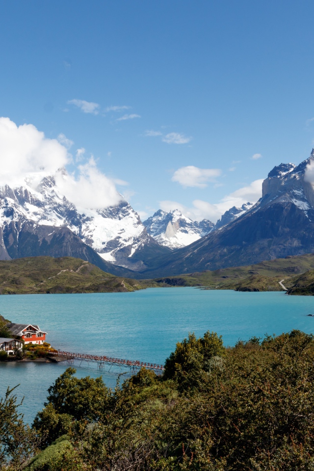 Красивый вид на заснеженные горы у озера, Чили 