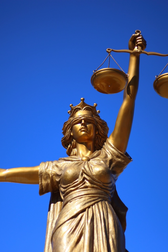 Богиня Фемида на фоне голубого неба