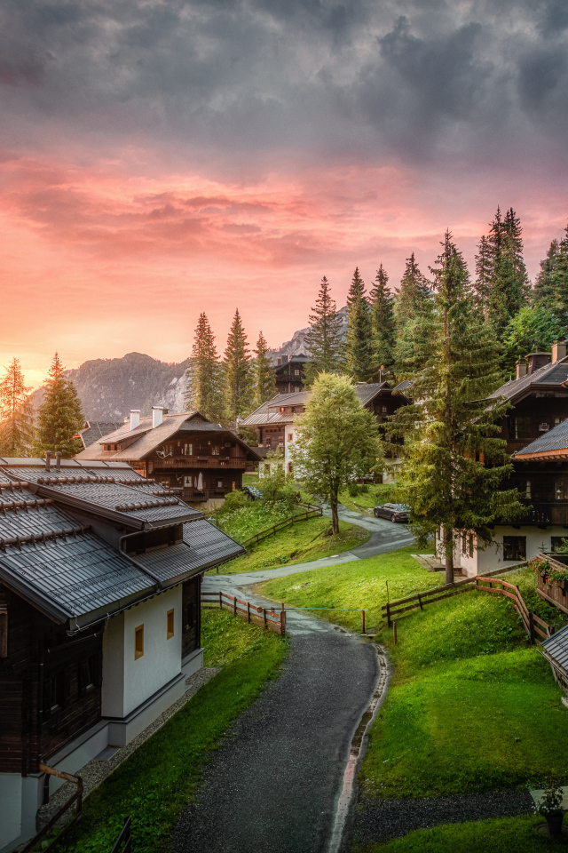Дома у гор на закате солнца, Австрия 