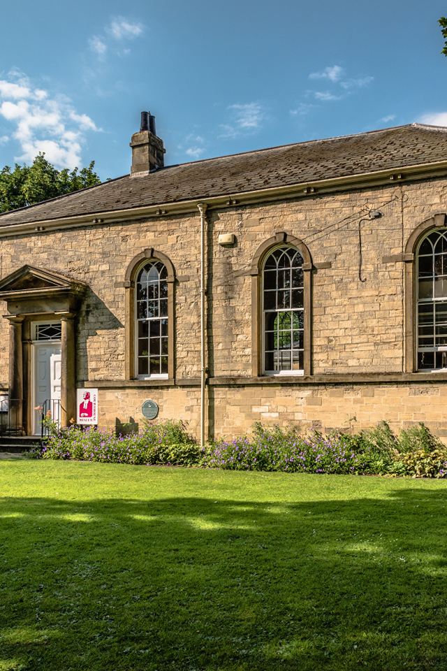 Красивый кирпичный дом с большими окнами, Англия