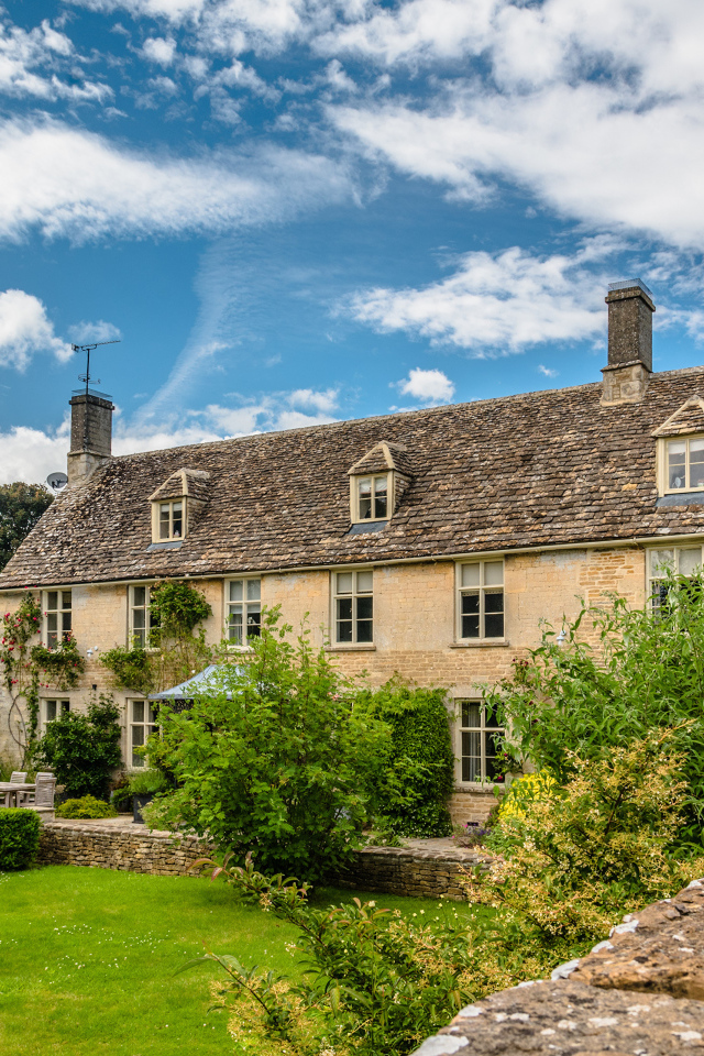Красивый дом под голубым небом,Англия